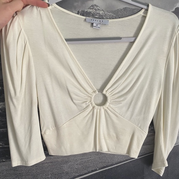 White top - Picture 1 of 2